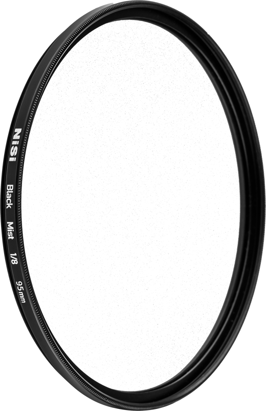 NiSi Filter Black Mist 1/8 95mm -diffuusiosuodin on pyöreä linssisuodin, jossa on ohut musta metallikehys, kuvassa valkoista taustaa vasten.
