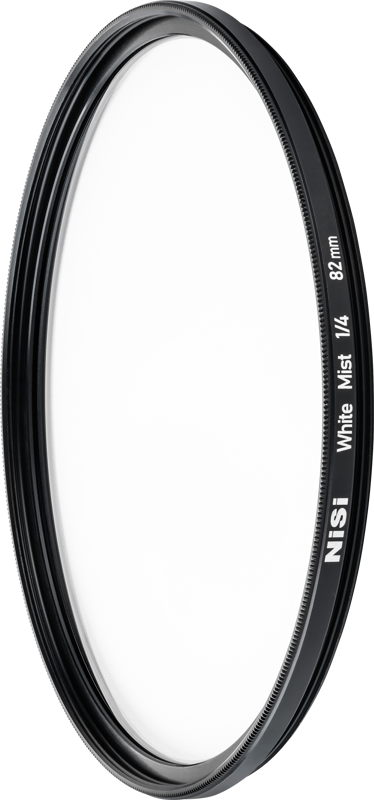 Pyöreä NiSi-suodatin White Mist 1/4 49mm -diffuusiosuodin, jossa on musta metallireuna ja kirkas lasi, kuvassa pystyasennossa tavallista taustaa vasten.