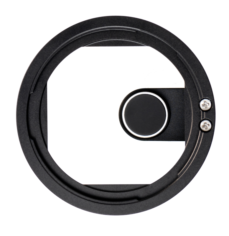 NiSi Filter Holder IP-A for iPhone on musta pyöreä sovitin, jossa on neliönmuotoinen leikkaus, kaksi pientä hopeista ruuvia ja pyöreä musta vapautuspainike, kuvassa ylhäältä päin valkoisella pohjalla.