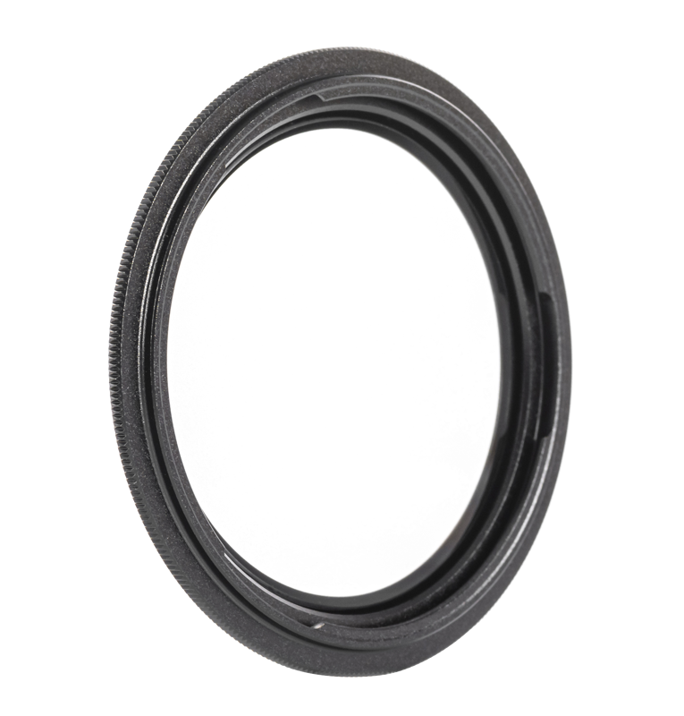 NiSi Filter IP-A for iPhone Black Mist 1/4 -suodattimen lähikuvassa näkyy sen pyöreä metallikehys, jossa on kierteitetty reuna, valkoista taustaa vasten.