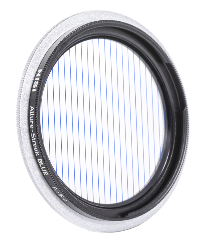 NiSi Filter IP-A For iPhone Allure Streak Blue -kameran linssisuodattimessa on ohuita sinisiä pystysuoria viivoja lasin poikki, ja se näkyy vaaleanharmaalla taustalla.