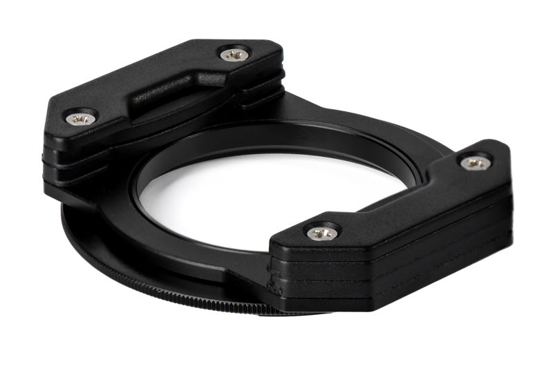 NISI Filter Holder IP-A P2 (IP-A iPhone Holderille) on musta metallinen kameran linssin suodattimen pidike, jossa on kaksi kiinnitysvartta ja näkyvät ruuvit, kuvassa valkoista taustaa vasten.