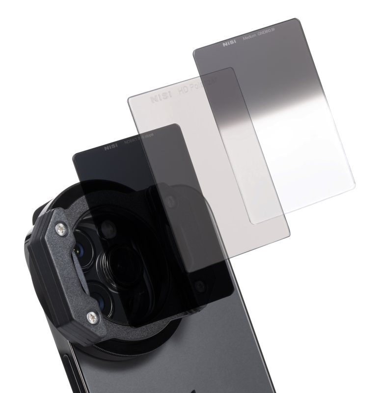 Lähikuva NiSi Filter IP-A Landscape Kit for iPhone -suodattimesta, jossa on objektiivikiinnike ja kolme kaltevuusfiltteriä älypuhelinkameran yläpuolella, valkoista taustaa vasten.