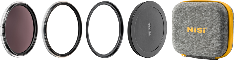 NiSi Filter Swift System Add On Kit 67mm sisältää kameran objektiivin suodattimen, objektiivin sovitinrenkaan, ohuen metallirenkaan, mustan NiSi-merkkisen linssinsuojuksen ja harmaan kangaskotelon, jossa on keltainen vetoketju ja NiSi-logo.