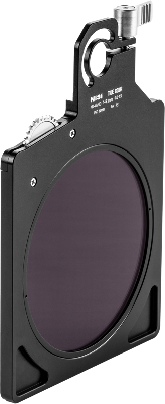 NiSi Cine Filter TRUE COLOR V-ND 1-5 STOP for C5 Matte Box -levysuodin on suorakulmainen, musta kameran linssisuodin, jossa on pyöreä keskipiste, säätöpyörä ja ylhäältä kiinnitysmekanismi, kuvassa valkoisella pohjalla.