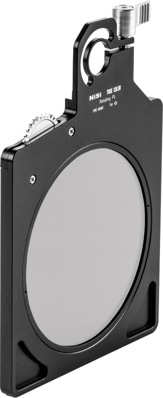 NiSi Cine Filter TRUE COLOR PL for C5 Matte Box on suorakulmainen musta polarisaattori, jossa on suuri keskuslasi, hopeinen säätöpyörä ja metallinen laitteisto objektiivin tai suodattimen pidikkeen kiinnittämistä varten.
