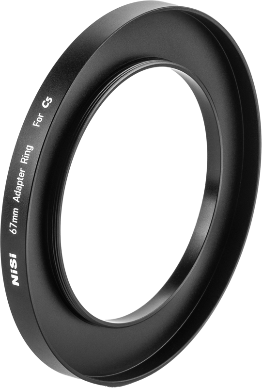 Musta metallinen NiSi-sovitinrengas 67mm For C5 Matte Box -suodinadapteri, jossa on tuotenimi sivussa, kuvattuna vaalealla taustalla.