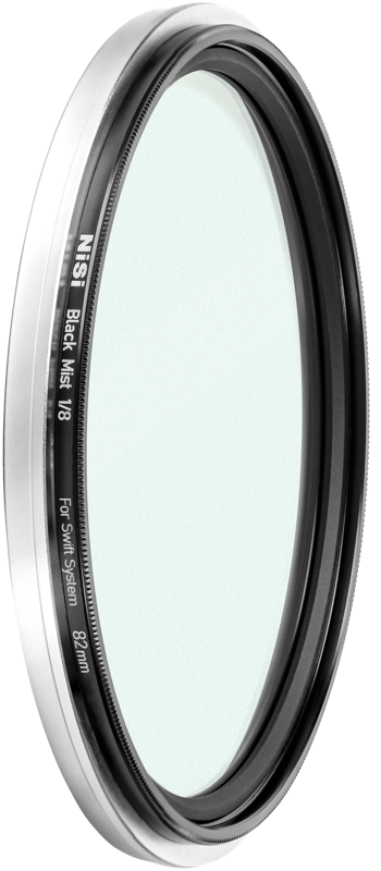 Pyöreä kameran linssisuodatin, jossa on ohut metallikehys ja jossa on merkintä NiSi Filter Swift System Black Mist 1/8 82mm -diffuusiosuodin, on esillä vaaleaa taustaa vasten.