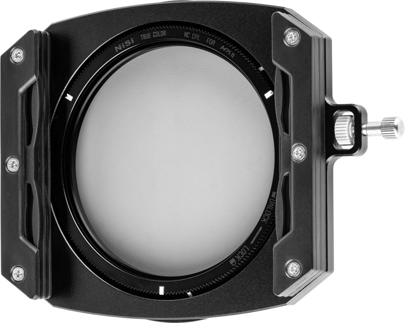 Lähikuva NiSi Filter Holder Kit M75 II TRUE COLOR 75mm System -levysuodin pidike, tukeva mattamusta metallipidike, joka on suunniteltu kameran objektiiveille, kuvassa pyöreä, puoliksi läpinäkyvä suodatin asennettuna sisään.