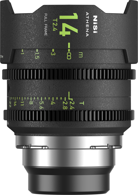 NiSi Cine Lens Athena Prime 14mm T2.4 PL-Mount -objektiivissa on vihreät merkinnät, tarkennus- ja aukkorenkaat sekä metallinen kiinnitys, ja se näkyy tavallisella taustalla.