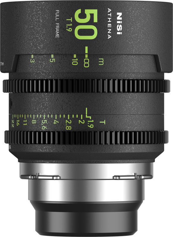 Lähikuva NiSi Cine Lens Athena Prime 50mm T1.9 PL-Mount -objektiivista, jossa korostuvat vihreät ja valkoiset tarkennus- ja aukkomerkinnät, kuvioidut säätörenkaat ja tukeva metallinen kiinnike.