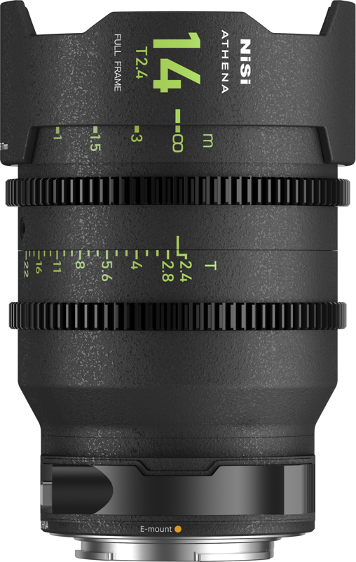 Lähikuva NiSi Cine Lens Athena Prime 14mm T2.4 E-Mount -objektiivista, jossa on vihreät ja valkoiset tarkennus- ja aukkomerkinnät sen mustassa rungossa.