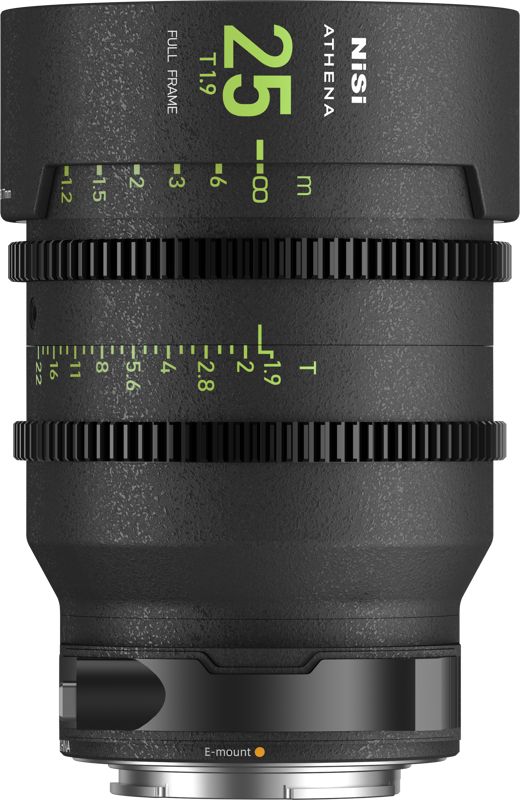 NiSi Cine Lens Athena Prime 25mm T1.9 E-Mount -objektiivin lähikuvassa näkyy sen musta sylinterimäinen runko, jossa on selvästi näkyvät objektiivin merkinnät ja tarkennus/aukkorenkaat.