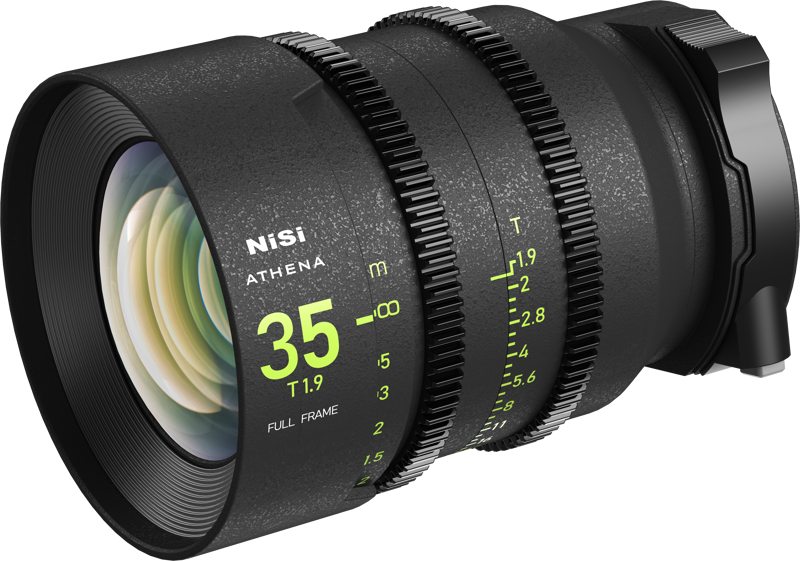 Lähikuva NiSi Cine Lens Athena Prime 35mm T1.9 E-Mount -objektiivista, jonka mustassa metallirungossa on keltaisella merkityt tarkennus- ja aukkorenkaat.