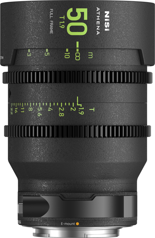 NiSi Cine Lens Athena Prime 50mm T1.9 E-Mount -objektiivin lähikuvassa näkyy vihreät ja valkoiset merkinnät sen mustassa rungossa ja E-mount-merkintä sen alaosassa.