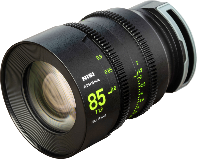 NiSi Cine Lens Athena Prime 85mm T1.9 E-Mount -objektiivi on esillä kulmassa, ja sen tarkennus- ja aukkomerkinnät näkyvät kirkkaanvihreinä tyylikkäässä mustassa metallirungossa.