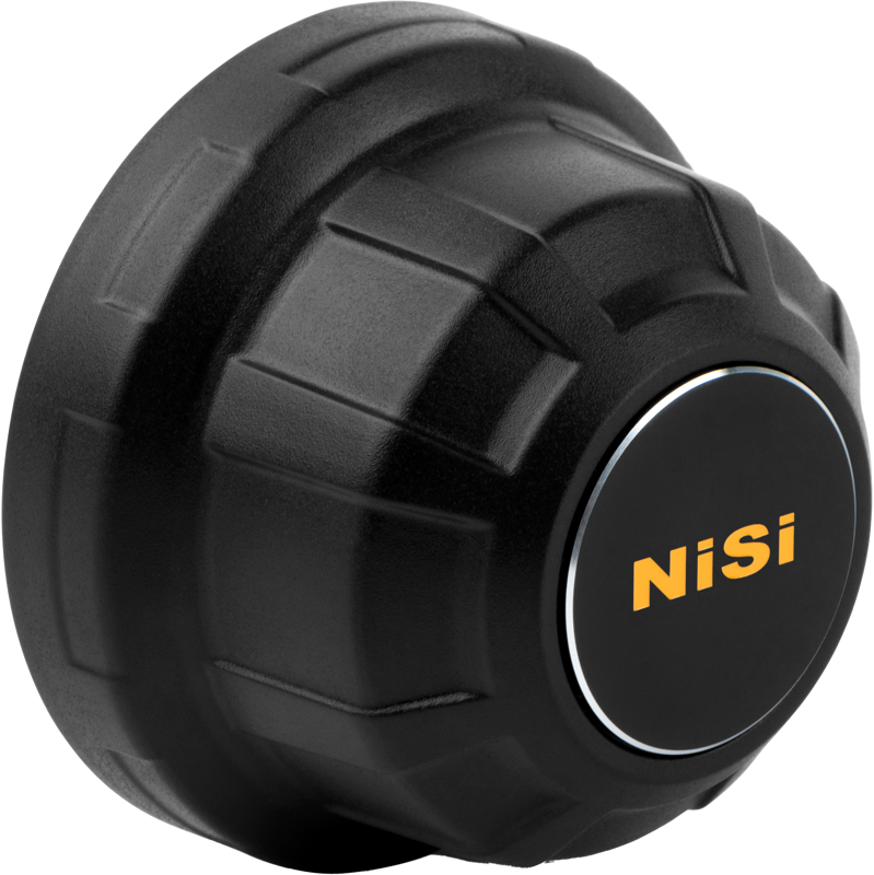 NiSi Cine Rear Lens Cap PL-Mount -objektiivin suojus on musta, pyöreä, kuvioitu suojus, jossa on uurrettu kahva ja NiSi-tuotemerkki oransseilla kirjaimilla mustassa pyöreässä keskellä.