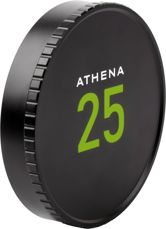 Musta pyöreä NiSi Cine -objektiivin suojus Athena 25mm T1.9 -objektiiville, jonka etupuolella on suuri vihreä "25" ja ATHENA-tarra, jossa on kuvioitu reuna, näkyy valkoista taustaa vasten.