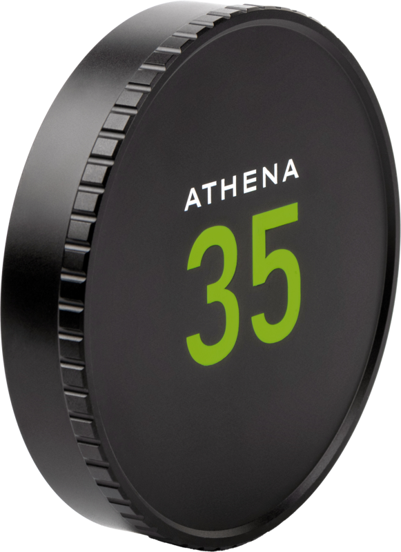 NiSi Cine Lens Cap for Athena 35mm T1.9 on pyöreä, musta suojus, jossa on harjattu reuna ja jonka etupuolella lukee "ATHENA" suuren vihreän "35" -merkin yläpuolella.