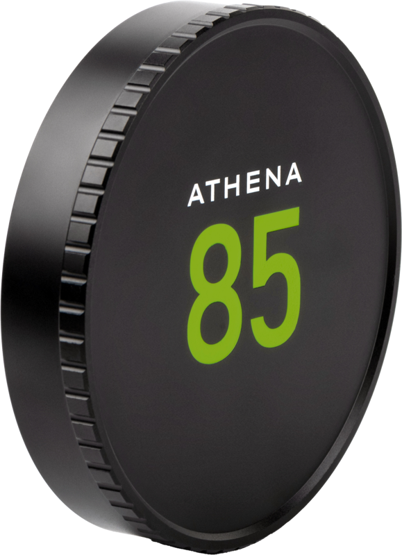 Pyöreässä, mustassa NiSi Cine -objektiivin suojuksessa Athena 85mm T1.9 -takatulpalle on harjakoristeinen reuna, minimalistinen muotoilu ja sen etupuolella näkyy ATHENA suuren vihreän 85-kirjaimen yläpuolella.
