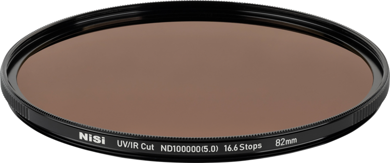 Lähikuva NiSi Pro Nano IR ND100000 77mm harmaasuodin, pyöreä kameran linssisuodin, jossa on tummanruskea sävy ja ND100000 (5.0) -merkintä sen mustassa metallireunassa.