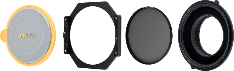 NiSi Filter Holder S6 Kit True Color for Sigma 14mm f/1.4 DG DN sisältää pyöreän objektiivin suojuksen NiSi-logolla, neliönmuotoisen suodattimen pidikkeen, pyöreän suodattimen ja sovitinrenkaan - kaikki järjestetty riviin tavallisella pohjalla.
