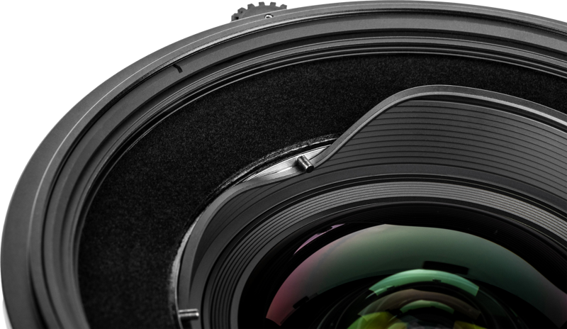 Lähikuva NiSi Filter Holder S6 Adapter for Sigma 14mm f/1.4 DG DN -suodattimesta, jossa korostuvat sen kuvioidut mustat renkaat, monimutkaiset sovittimen yksityiskohdat ja heijastukset sovittimen pinnalla (vain sovitin) - levysuodin pidike.