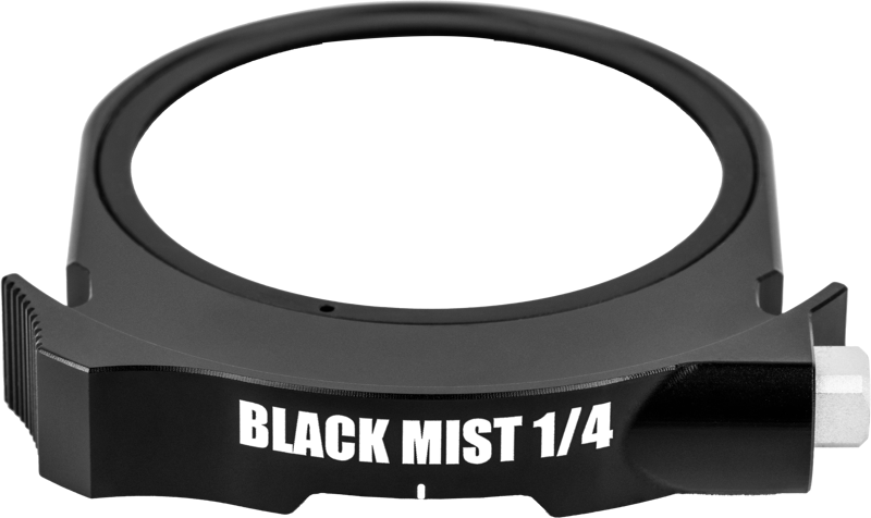 NiSi Cine Drop-In Filter Black Mist 1/4 -suodin, pyöreä musta linssisuodin, jossa on sivunuppi ja leikattu reunus, näkyy vaaleaa taustaa vasten.