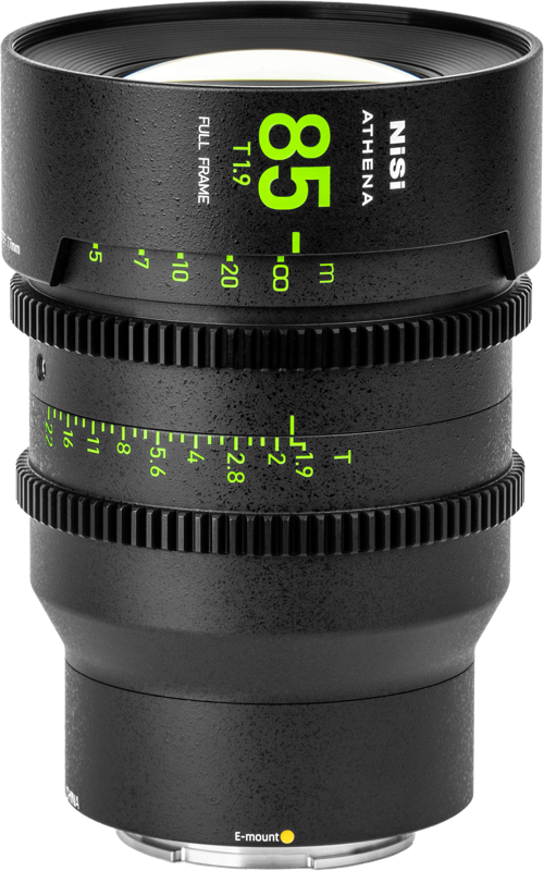 NiSi Cine Lens Athena Prime 85mm T1.9 E-Mount (ilman drop-in-suodatinta) -objektiivissa on vihreät ja valkoiset merkinnät, hammaspyöräiset tarkennus- ja aukkorenkaat sekä E-mount-merkintä pohjassa valkoisella pohjalla.