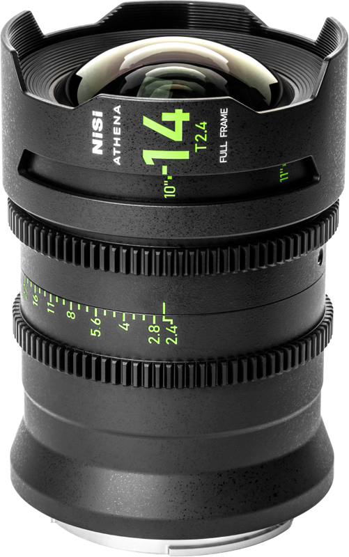 Lähikuva NiSi Cine Lens Athena Prime 14mm T2.4 G-Mount -objektiivista, jossa näkyy yksityiskohtaiset vihreät tarkennus- ja aukkomerkinnät sen mustassa, kuvioidussa tynnyrissä.