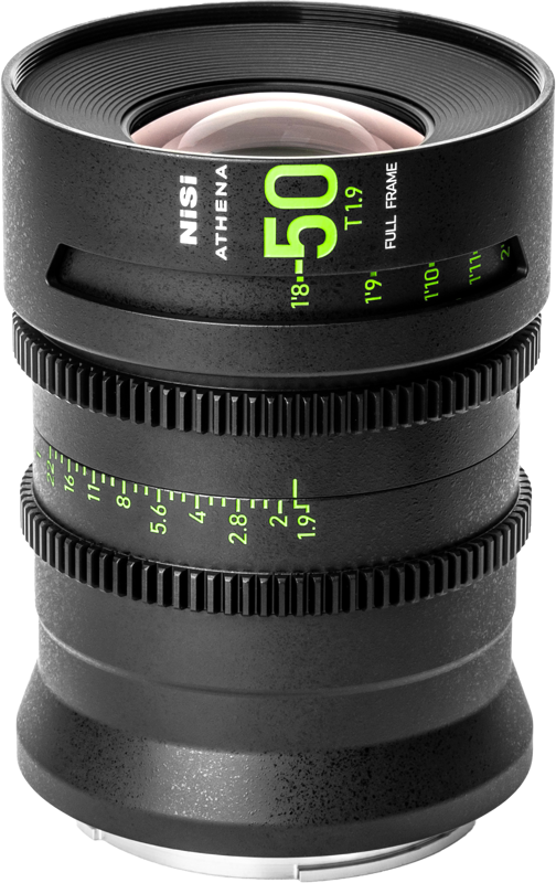 Lähikuva NiSi Cine Lens Athena Prime 50mm T1.9 G-Mount -objektiivista, jossa näkyy sen musta metallikotelo, vihreät ja valkoiset tarkennus- ja aukkomerkinnät sekä harjamainen kahva.