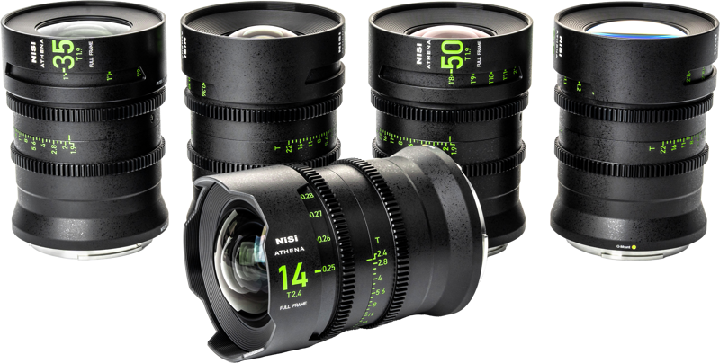 Viisi mustaa NiSi Cine Lens Athena Prime Set G-Mount (Without Drop-In Filter) -objektiivia, joissa on vihreät merkinnät, neljä pystyssä takana ja yksi 14 mm:n objektiivi pystysuorassa edessä, kaikki valkoisella pohjalla.