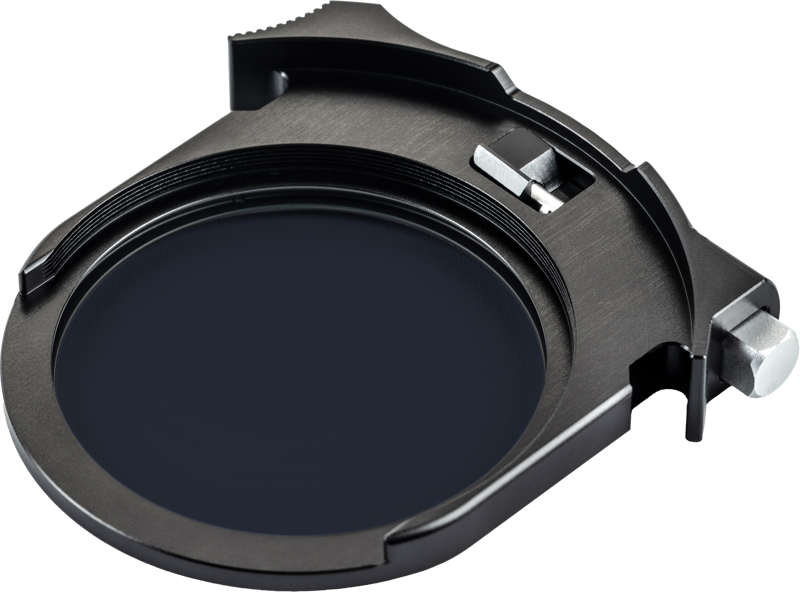 Lähikuva NiSi Cine Drop-In Filter True Color Polarizer -suodattimesta, mustasta pyöreästä kameran objektiivin suodattimen pidikkeestä, jossa on asennettu suodatin, metallinen säätönuppi ja lovettu reuna turvallista kiinnitystä varten.