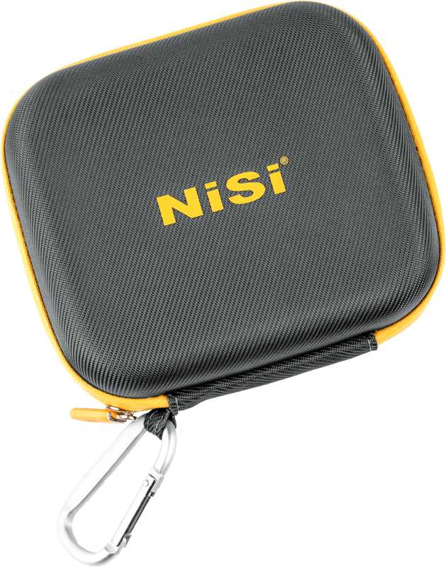 NiSi Filter Pouch Pro Caddy 95 II For Circular Filters on neliönmuotoinen musta kuvioitu kotelo, jossa on keltaiset reunat, keltainen NiSi-logo yläosassa, vetoketjukiinnitys ja hopeinen karabiiniklipsi yhdessä kulmassa.