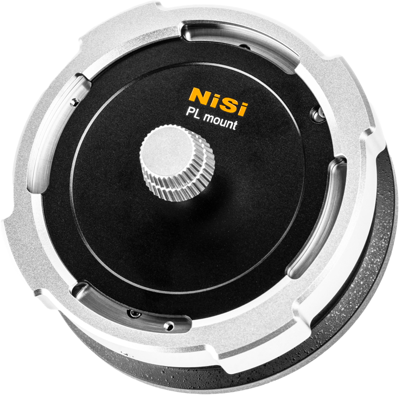 Lähikuva NiSi Cine Lens Mount Adapter Athena PL-GFX -objektiivisovittimesta, jossa näkyy sen keskeinen metallinen nuppi, tyylikäs musta-hopea muotoilu ja keltaisella ja valkoisella tekstillä painettu "NiSi" ja "PL-GFX".