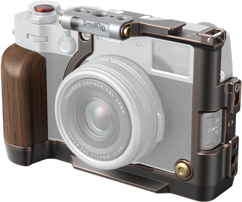 Hopeinen Fujifilm X100VI puukahvalla SmallRig 4557 Cage Retro -mallissa, jossa on metalli- ja puuelementtejä, mukautettuja leikkauksia ja useita kiinnityspisteitä.