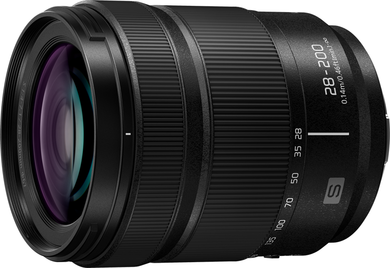 Panasonic Lumix S 28-200mm f/4-7.1 Macro -objektiivin lähikuvassa näkyy sen musta runko, lasielementit ja polttovälimerkinnät 28-200mm sekä objektiivin tuotemerkit ja tekniset tiedot.