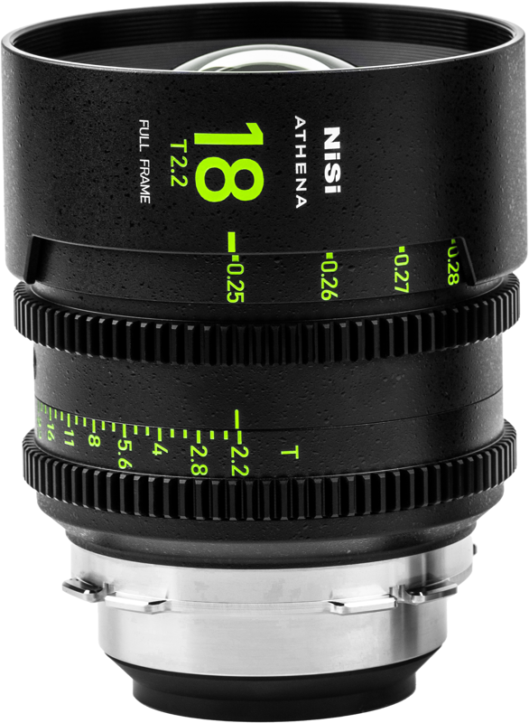 NiSi Cine Lens Athena Prime 18mm T2.2 PL-Mount -objektiivi on esillä pystyasennossa, ja sen mustassa metallirungossa on vihreät ja valkoiset aukko- ja tarkennusetäisyysmerkinnät.