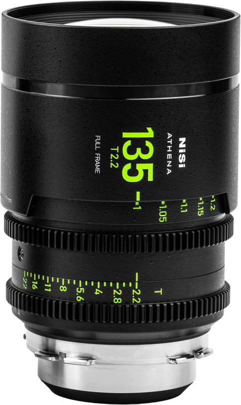 NiSi Cine Lens Athena Prime 135mm T2.2 PL-Mount -objektiivi on esillä pystyasennossa, ja siinä on musta metallirunko, jossa on neonvihreät ja valkoiset merkit polttoväliä, aukkoa ja tarkennusetäisyyksiä varten.