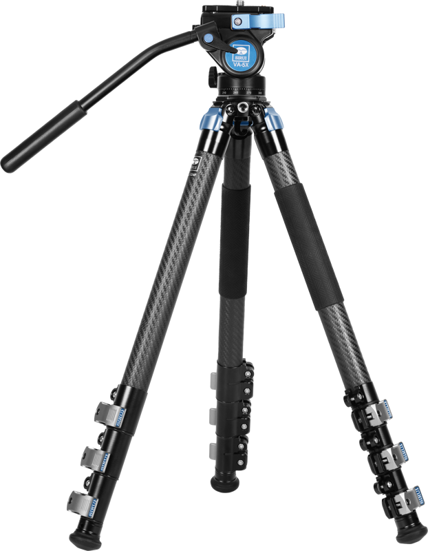 Sirui Hiilikuitujalusta L-324F + VA-5X Videopää on musta-hopea kolmella ulosvedettävällä jalalla, sinisillä korostuksilla, vaahtomuovikahvoilla ja säädettävällä kahvalla varustettu kolmijalkainen jalusta, joka on kuvattu valkoista taustaa vasten.