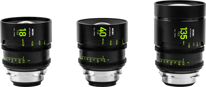 NiSi Cine Lens Athena Prime Add-On Set (3 objektiivia) PL-Mount, jossa on mustat objektiivit, joissa on neonvihreät merkinnät 18mm, 40mm ja 135mm, ja jossa näkyy aukko- ja tarkennusasteikot valkoisella pohjalla.