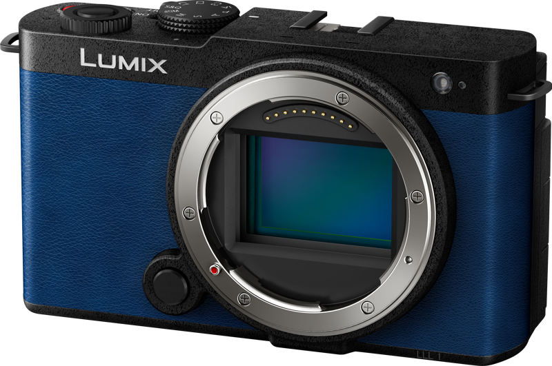 Yönsininen Panasonic Lumix S9 -järjestelmäkamera ilman objektiivia, joka paljastaa sen sensorin ja objektiivin kiinnityksen etupuolella.
