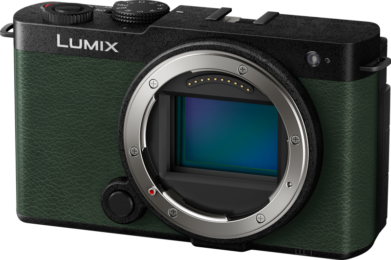 Panasonic Lumix S9 -järjestelmäkamera, Dark Olive, näytetään ilman objektiivia, paljastaen sen suorakulmaisen kuvakennon ja metallisen linssikiinnikkeen vihreän ja mustan rungon päällä, jossa on kuvioitu kahva ja säätöpyörät.