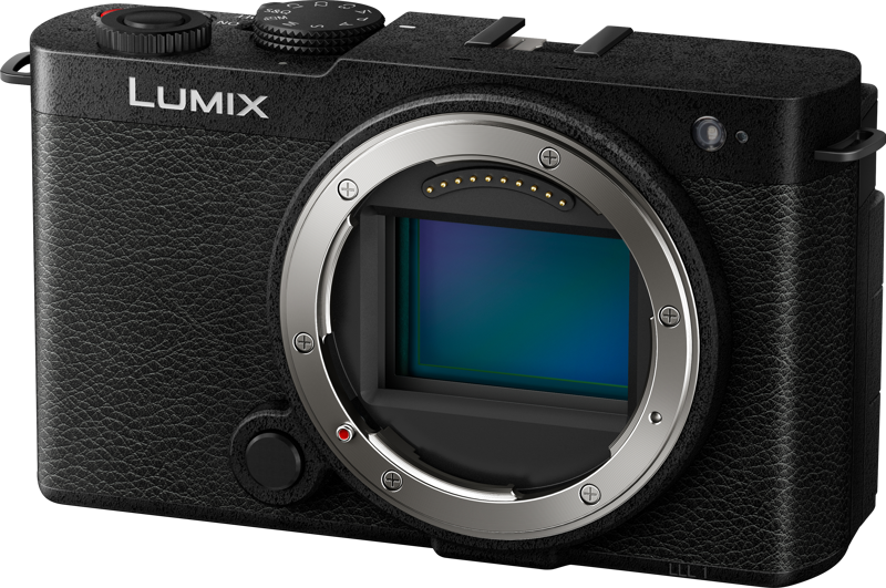 Panasonic Lumix S9 -järjestelmäkameran Jet Black -värissä on näkyvä sensori, kuvioitu kahva ja yläpuolella olevat säätöpyörät, ja se on esitetty kamerarunkona ilman kiinnitettyä objektiivia.
