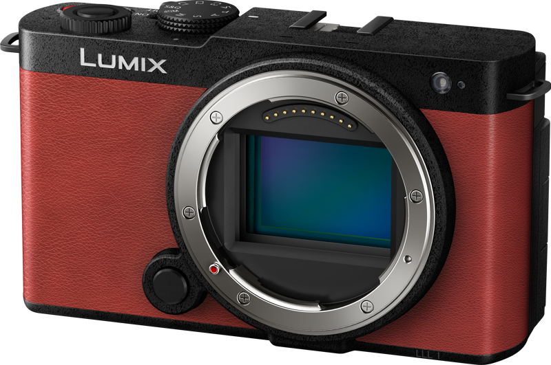 Panasonic Lumix S9 -järjestelmäkamera, Crimson Red, näytetään ilman objektiivia, paljastaen sen kuvakennon ja elektroniset kontaktit edessä.