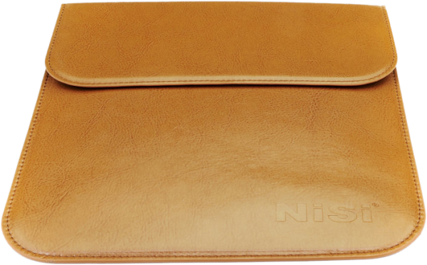 NiSi Cine Filter 138mm Linear Polarizer -suodattimelle suunniteltu ruskehtava nahkapussi, jossa on läppäsuljenta ja jossa on NiSi-brändinimi kohokuvioitu oikeaan alakulmaan.