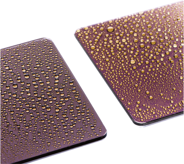 800q-02_107067 NiSi Square Nano IRND 100x100mm ND1000K 20Stops -suodattimet, joissa on metallinhohtoinen violetti viimeistely, näyttävät tasaisesti levittäytyneet vesipisarat, jotka luovat kiiltävän, heijastavan ilmeen valkoisella taustalla.