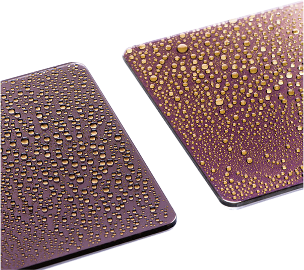 800q-02_107067 NiSi Square Nano IRND 100x100mm ND1000K 20Stops -suodattimet, joissa on metallinhohtoinen violetti viimeistely, näyttävät tasaisesti levittäytyneet vesipisarat, jotka luovat kiiltävän, heijastavan ilmeen valkoisella taustalla.