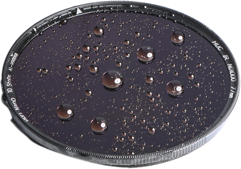 NiSi Filter IRND1000 Pro Nano Huc 39mm circular polarisation filter close-up shows water droplets on its surface, highlighting its water-repellent coating and the information marked on the edge.