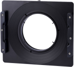 NiSi-suodatinpidike (150mm) Samyang AF 14mm f/2.8 Sony FE:lle on musta, suorakulmainen pidike, jossa on suuri keskiaukko ja harjattu rakenne ja joka on suunniteltu suodattimien kiinnittämiseen kameran objektiivin etuosaan.